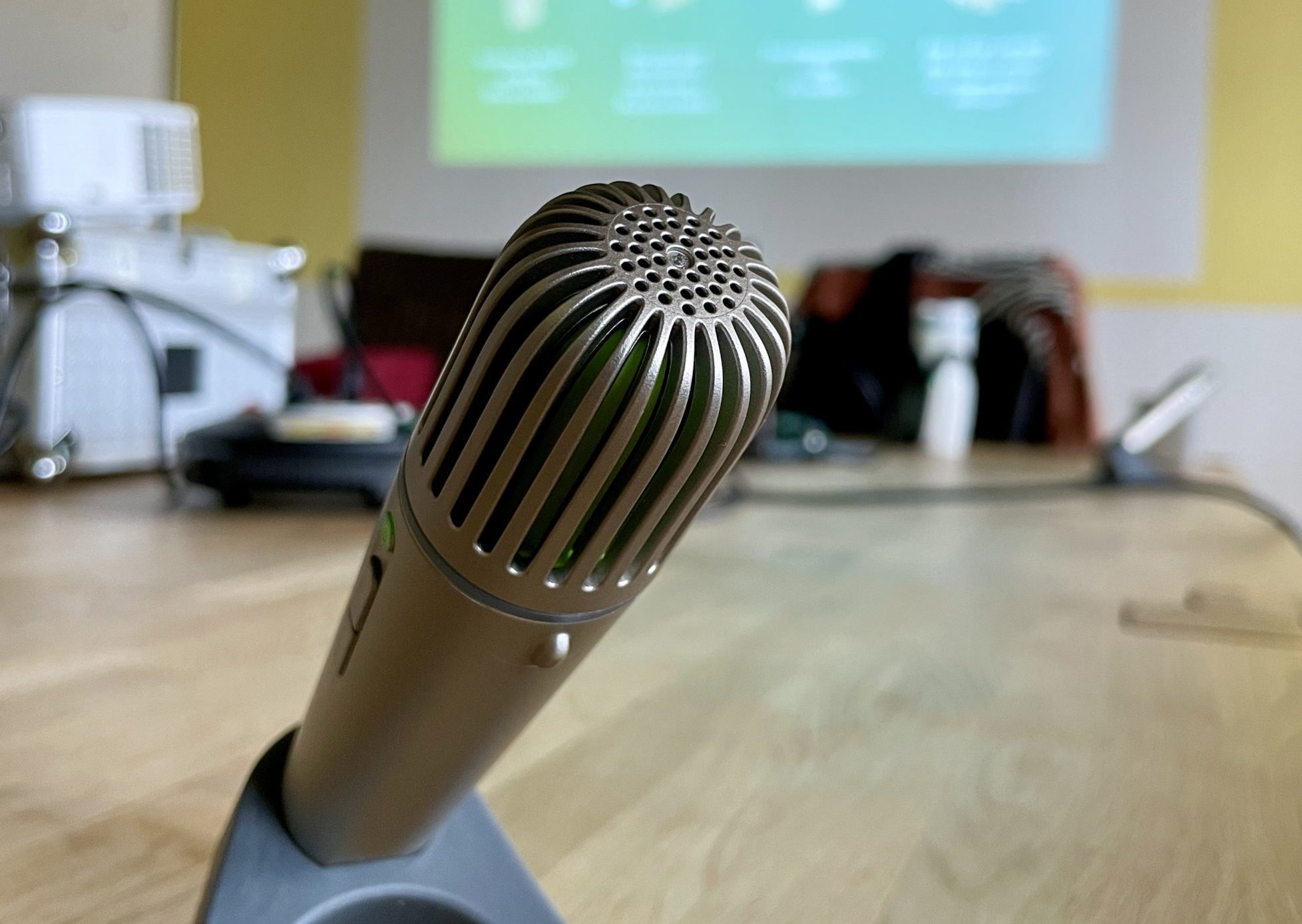 Die FM-Anlage besteht aus mehreren Mikrofonen, eines hier im Bild auf einem Konferenztisch zu sehen.